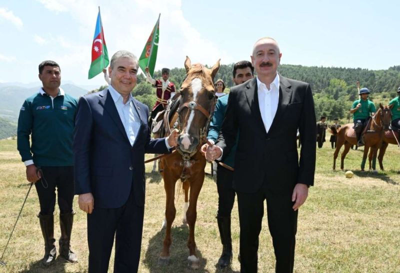 Əliyev Berdiməhəmmədova Qarabağ atı hədiyyə etdi - FOTO 
