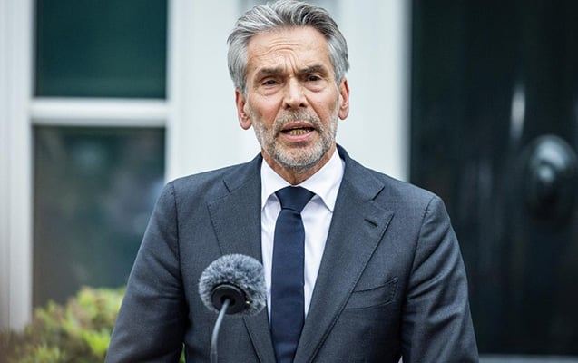 Niderlandın baş naziri istefa verdi 