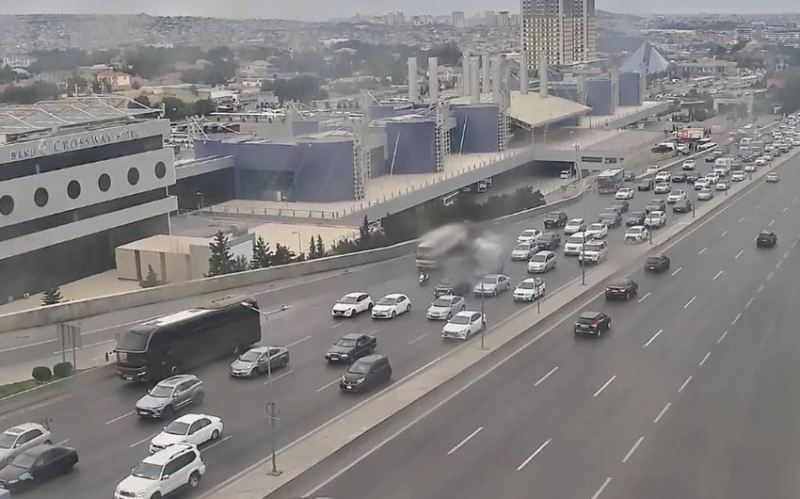 Bakının bir sıra yollarında nəqliyyatın sıxlığı yaranıb 