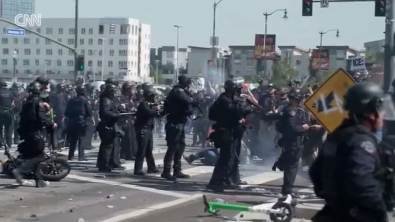 Los-Ancelesdə üsyan: Miqrantlarla polis arasında toqquşma - VİDEO 