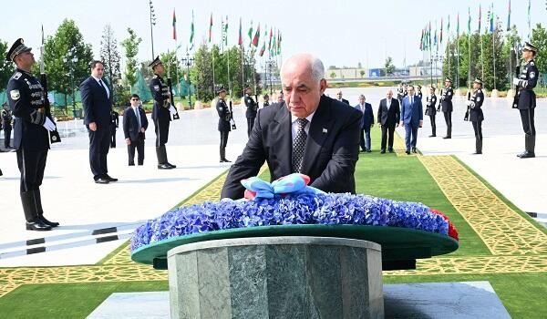 Əsədov Daşkənddə Müstəqillik abidəsini ziyarət etdi 