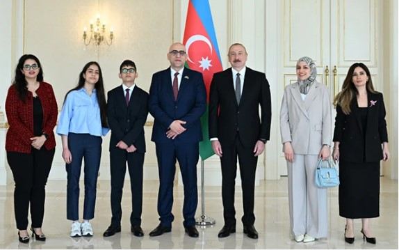 Prezident Fələstinin yeni səfiri və ailəsi ilə görüşdü - Fotolar 