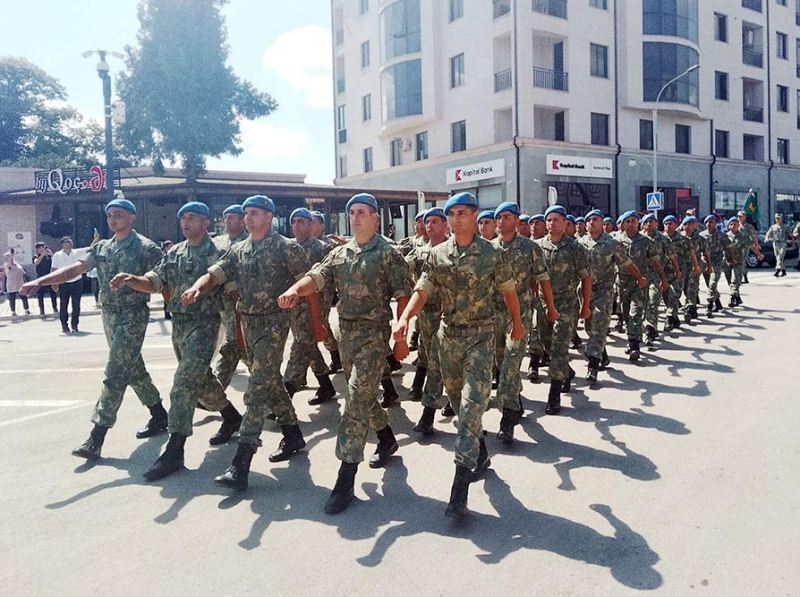 Silahlı Qüvvələr Günündə hərbi orkestrlərin müşayiəti ilə yürüşlər keçirilib 