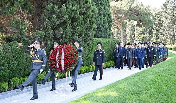 Müdafiə naziri Fəxri Xiyaban və Zəfər parkında 