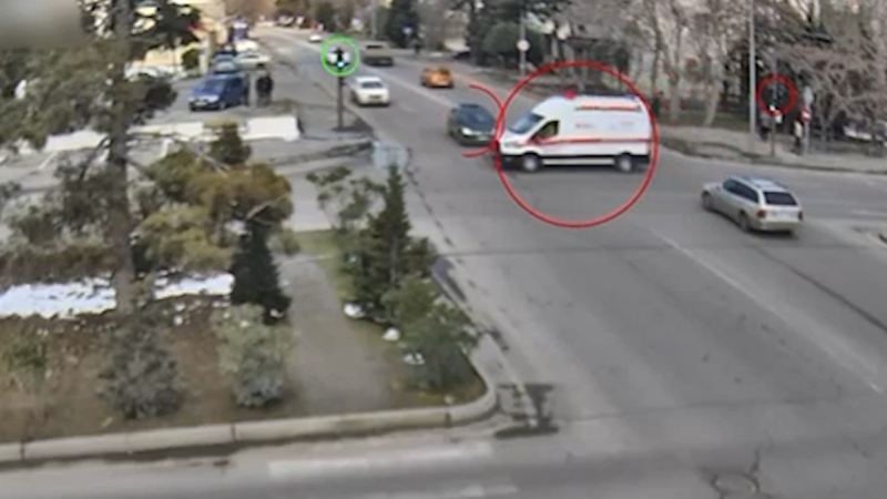 Təcili tibbi yardım avtomobili minik avtomobili ilə toqquşdu - Anbaan görüntülər 