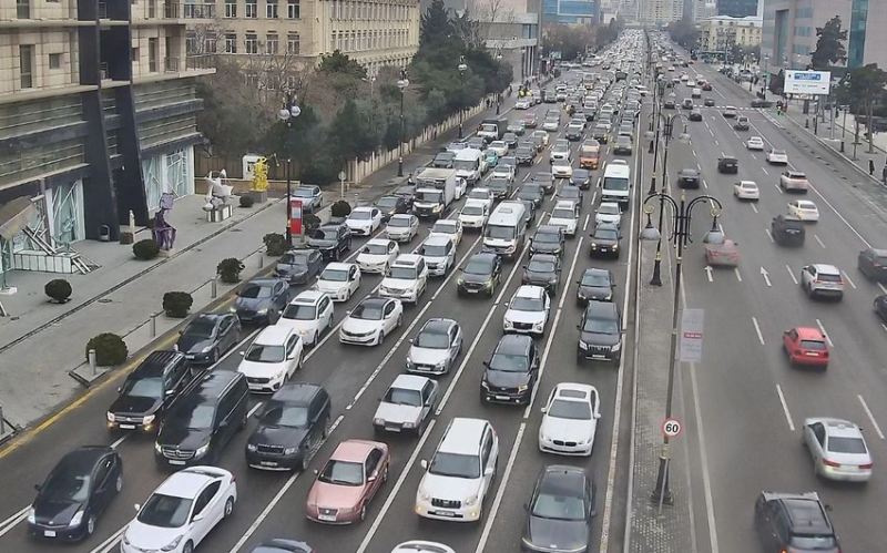Bakının bir sıra yollarında tıxac yaranıb 
