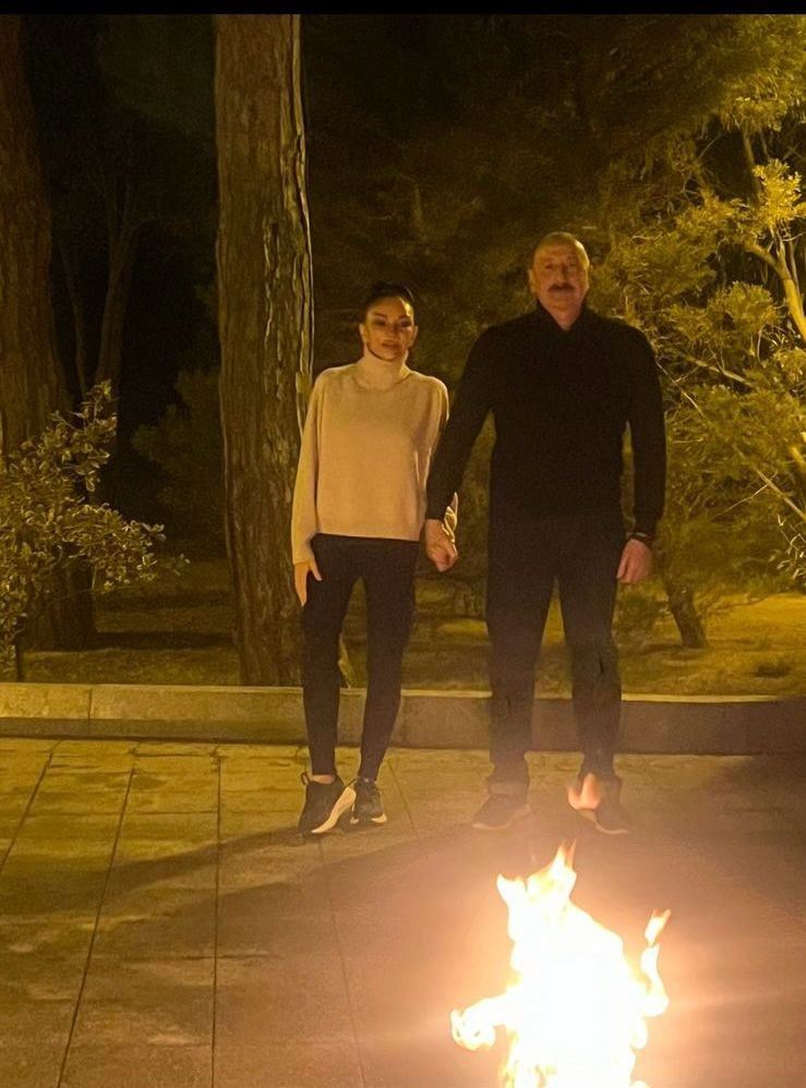 Prezident xanımı ilə çərşənbə tonqalı ətrafında 