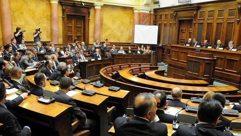 Serbiya parlamentində məşəl yandırıldı 