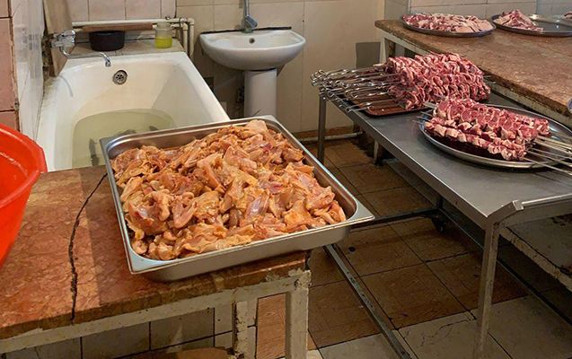 “Sərin”də mənşəyi məlum olmayan ətdən yemək hazırlanırmış- FOTOLAR 