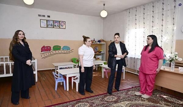 Mehriban Əliyeva Gəncədə körpələr evində oldu 