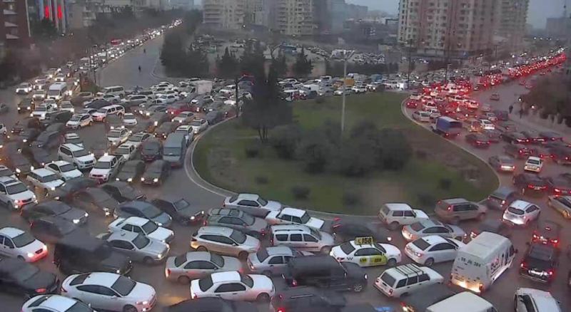 Bakıda tıxac: işıqforlara “yaşıl dalğa” əmri verildi 