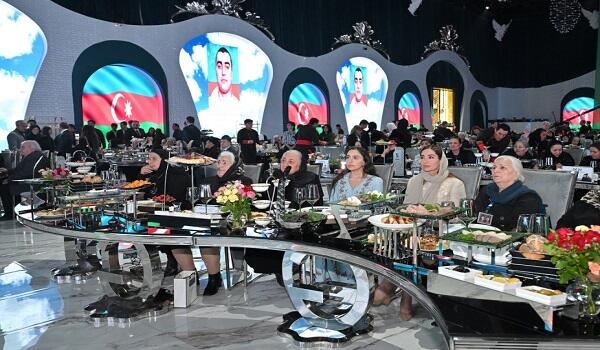 Leyla və Arzu Əliyevalar şəhid anaları ilə iftarda... - Foto 