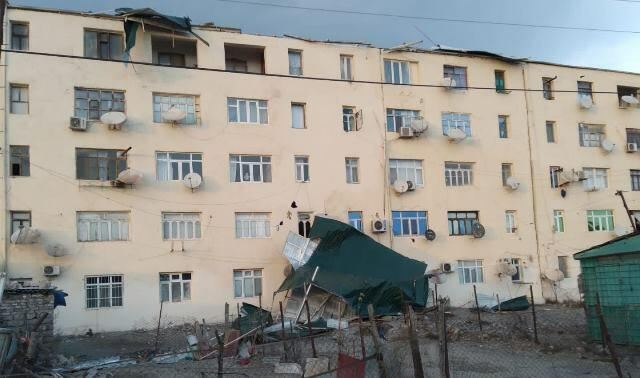 Bərdədə binanın eyvanı uçdu: ölən var 
