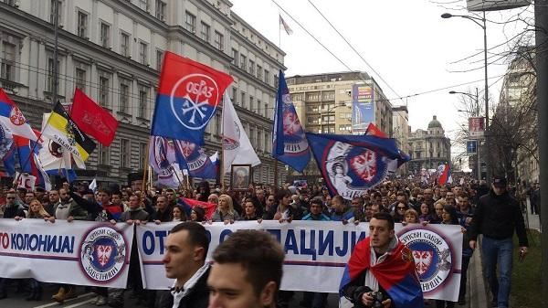 Maşını etirazçıların üzərinə sürdü 