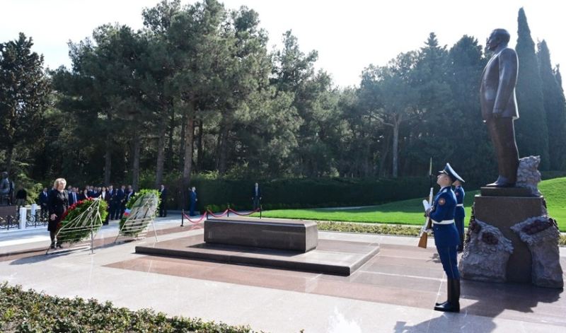 Matviyenko Fəxri və Şəhidlər xiyabanlarını ziyarət etdi 