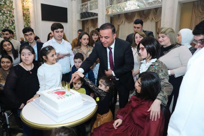 İş adamı şəhid ailələri və qazilər üçün iftar süfrəsi təşkil etdi - FOTOLAR 