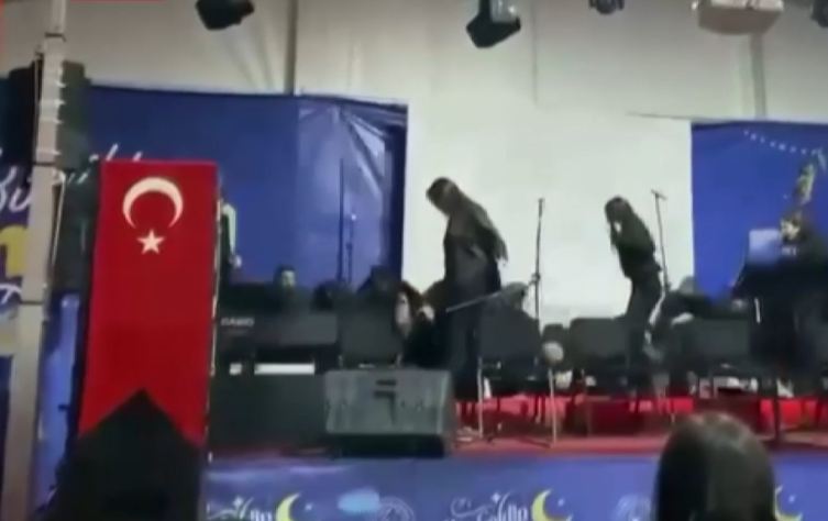 İstanbulda Ramazan tədbirində səhnə çökdü - VİDEO 