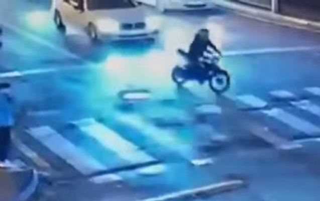 Bakını gecə ilə bir-birinə qatan motosikletçi həbs edildi - Video 