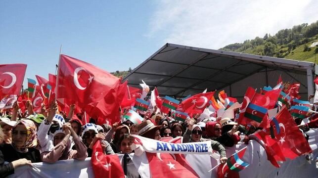 Azərbaycanlı mitinqdə sevgilisinə evlilik təklifi etdi 