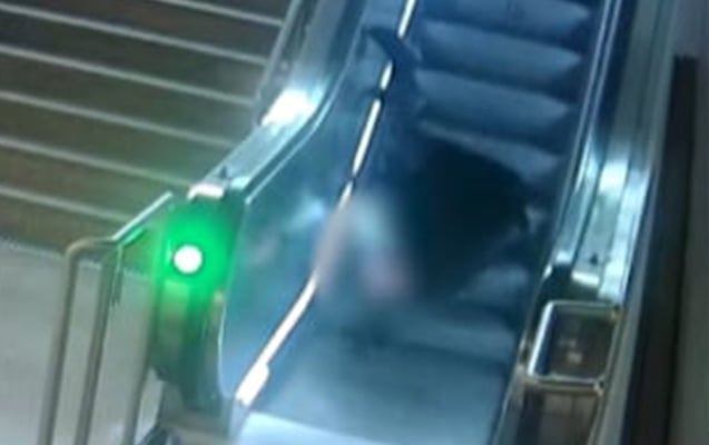 Metroda bu düyməni sıxmayın! - Real görüntülər 