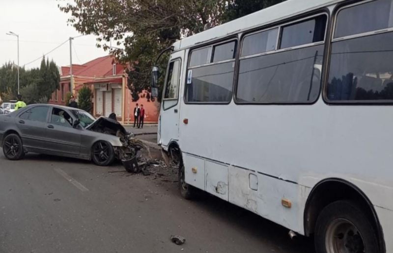 Gəncədə sərnişin avtobusu ilə minik maşını toqquşub, xəsarət alanlar var 