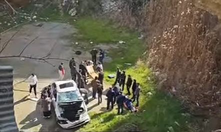 Yasamalda avtomobil dərəyə yuvarlandı - Foto 