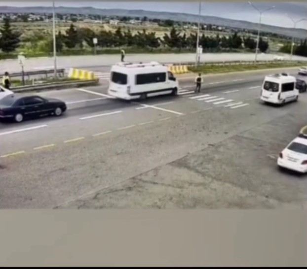 Avtomobilini polislərin üzərinə sürdü: \"Saxla\" əmrinə tabe olmadı -Anbaan görüntülər 