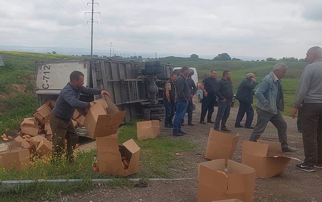 Yük maşını aşdı, çörəklər yola dağıldı - Fotolar 