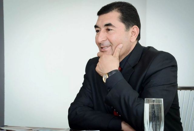 Xalq artistindən \"Elzasayağı\" tərz: ayaqqabılarını tərs geyindi - FOTOlar 