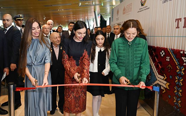 Prezidentin qızları Şahzadə ilə sərgidə 