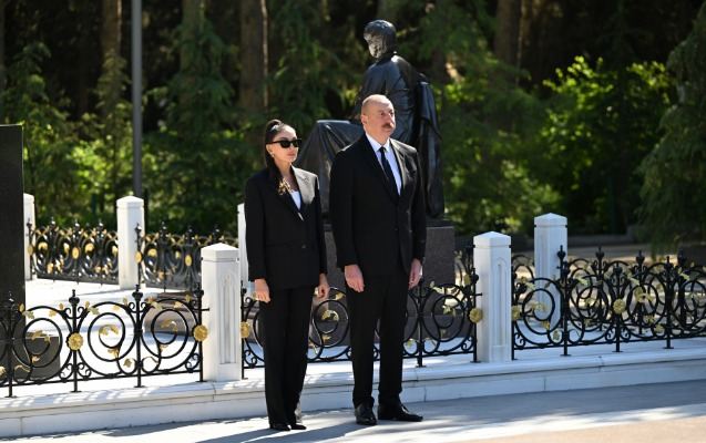 Prezident və birinci xanım Fəxri xiyabanda Ulu Öndərin məzarını ziyarət ediblər 