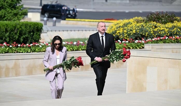 Prezident faşizmlə mübarizədə həlak olanların xatirəsini andı 