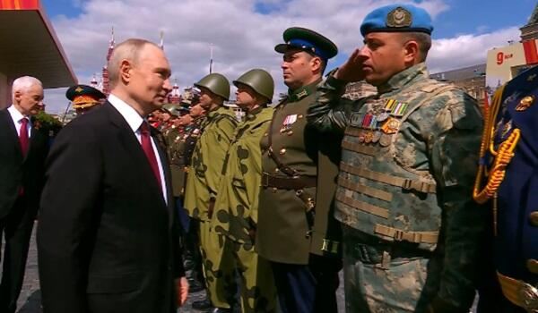 Putin azərbaycanlı polkovniklə salamlaşdı 