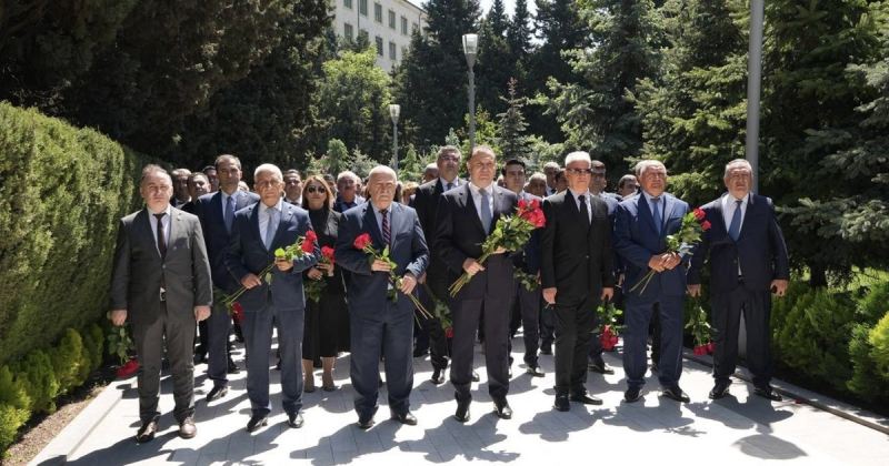 Azərbaycan Həmkarlar İttifaqları Konfederasiyasının kollektivi Heydər Əliyevin məzarını ziyarət edib 