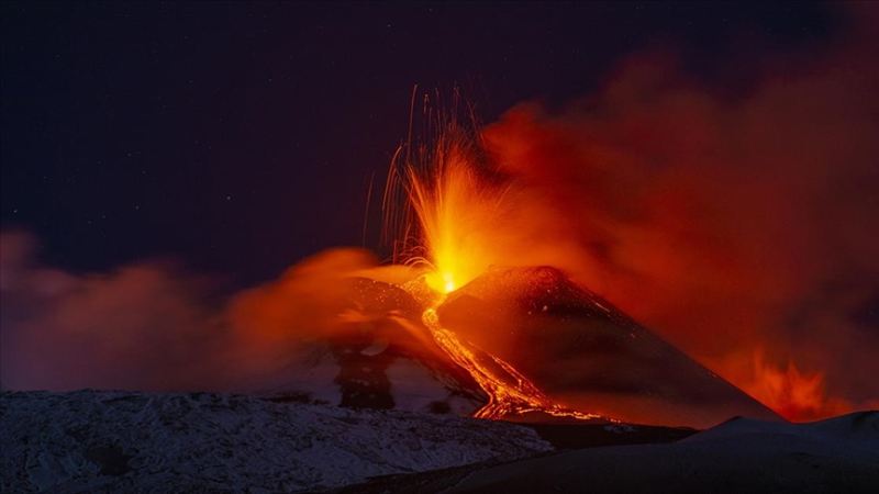 İtaliyadakı Etna vulkanı aktivləşdi: Güclü kül və lava püskürdü 