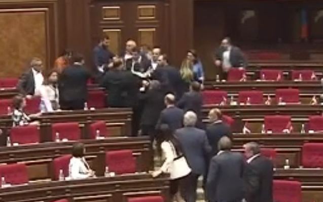 Ermənistan parlamentində yenə dava düşdü 