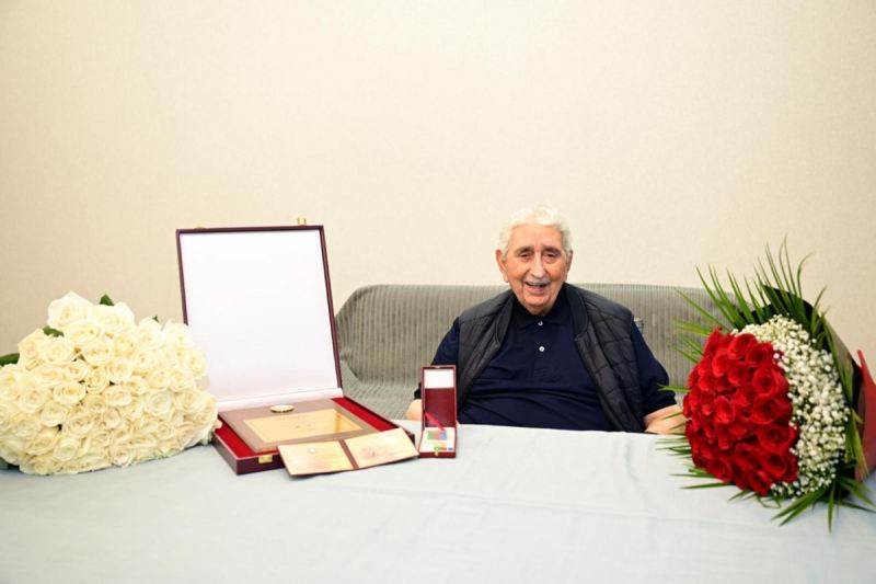 Xalq artisti Arif Babayevə Heydər Əliyev Mükafatı təqdim olunub 