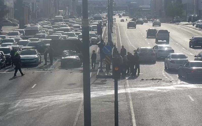 Babək prospektində yol qəzası tıxaca səbəb olub 