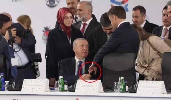 Ərdoğan Makronun uzun barmağını tutaraq... 