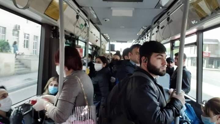Bıçaqla sərnişinləri hədələyən qadın saxlanıldı - Video 