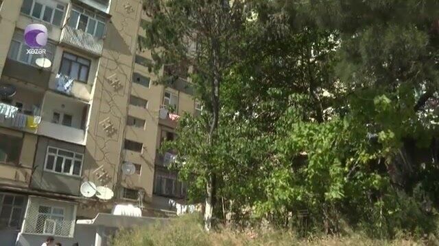 Bakıda binada ilanlar kök salıb - Sakinlər təşvişdə - VİDEO 