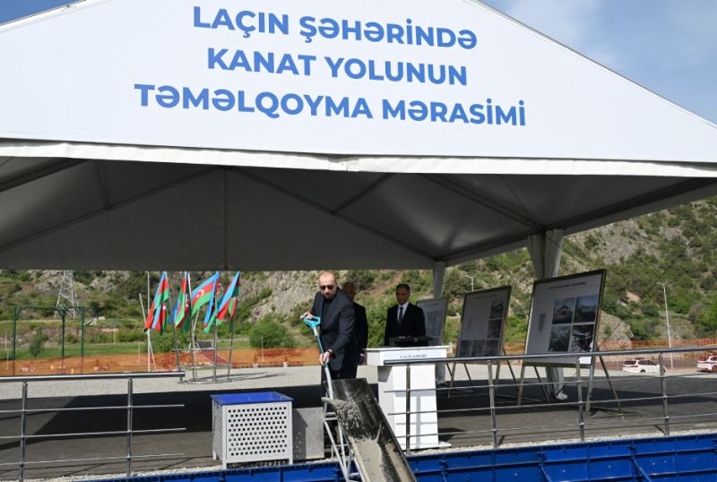 Prezident İlham Əliyev Laçın kanat yolunun təməlini qoyub 