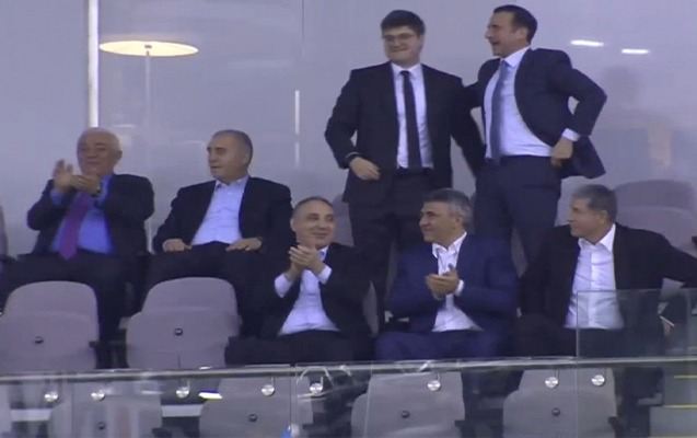 Dövlət rəsmiləri milli komandanın oyununu izlədi 