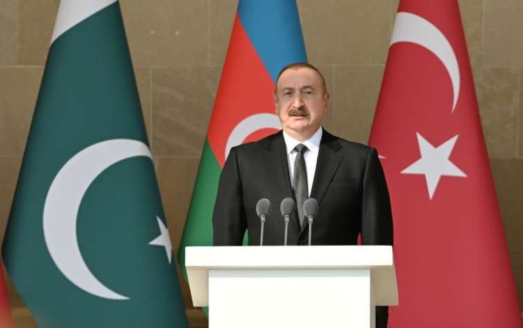 Prezident hərbi paraddan fotolar paylaşdı 