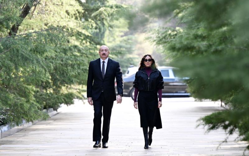 Prezident və xanımı Heydər Əliyevin məzarını ziyarət etdi - Fotolar 