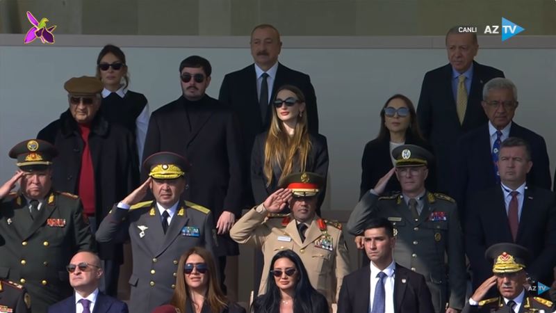 Prezidentin oğlu ilə gəlini hərbi paradda - Foto 