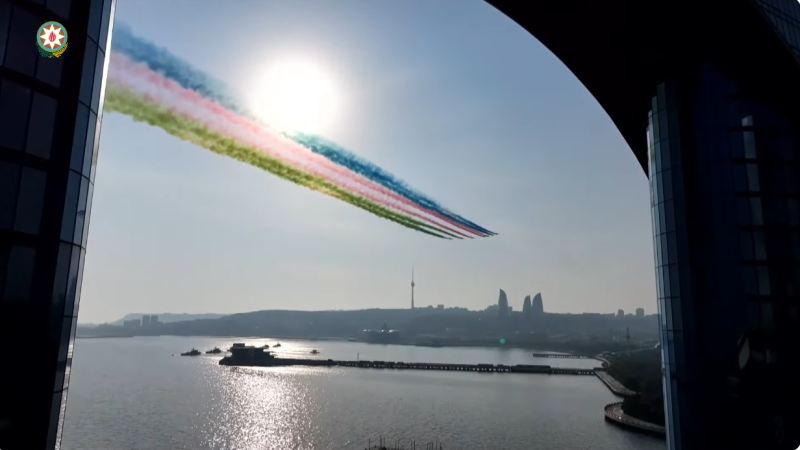 \"Su-25\" təyyarələri bayrağımızı səmada  belə canlandırdı - Anbaan  görüntülər 