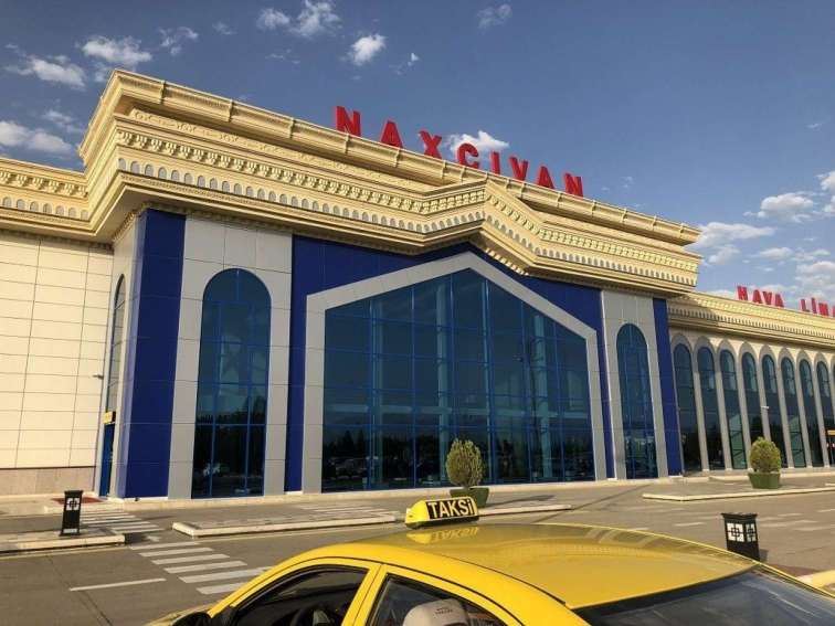 Aeroportda 14 yaşlı qıza hücum oldu – 9 sutka həbs 