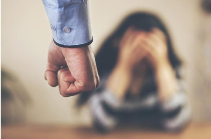 Lənkəranda kişi sinif yoldaşına zəng edən arvadını döydü 