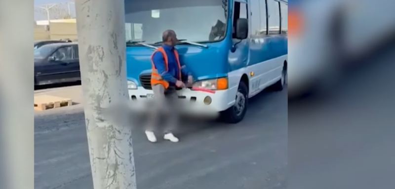 Sürücü avtobusu nəzarətçinin üstünə sürdü - Təhlükəli anlar (VİDEO)